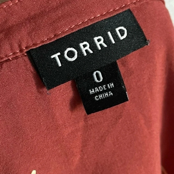Torrid • Challis Button Down Muted Red and Gold Star Pattern - Picture 7 of 8